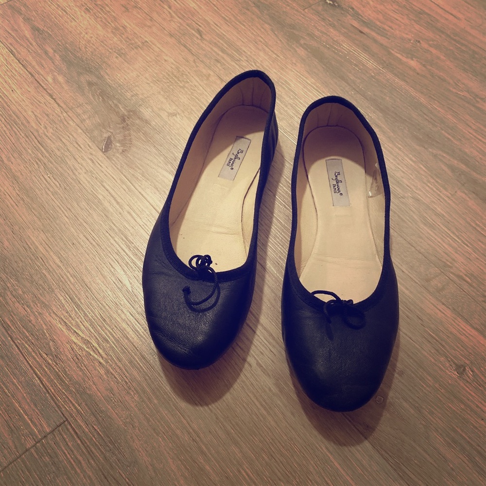 Black ballerina shoes